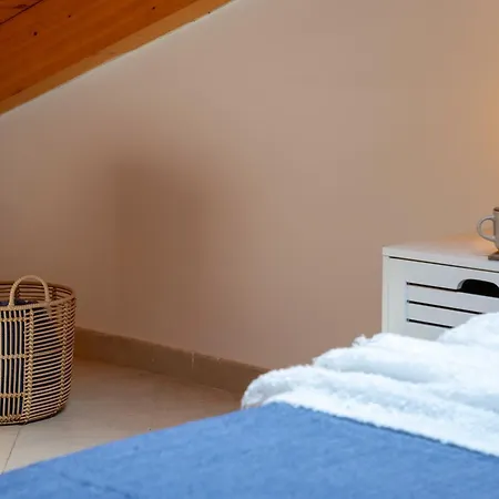 And Me In Διαμέρισμα